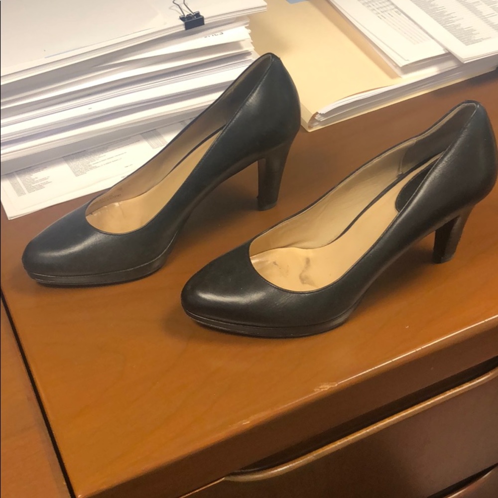 Cole haan size 7 leather black pumps